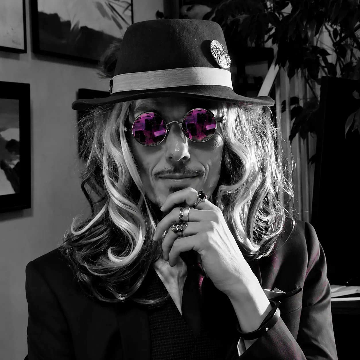 Le Docteur Z.E.R.O., chapeau noir et lunettes violettes